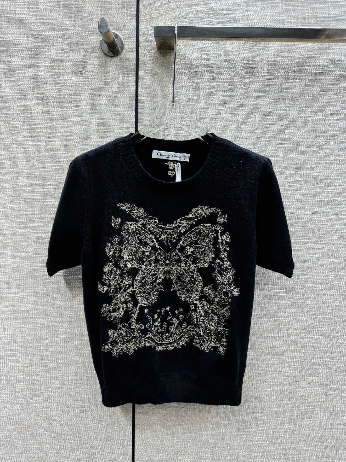 迪D家-2403 花花蝴蝶系列刺繡針織短袖 黑色