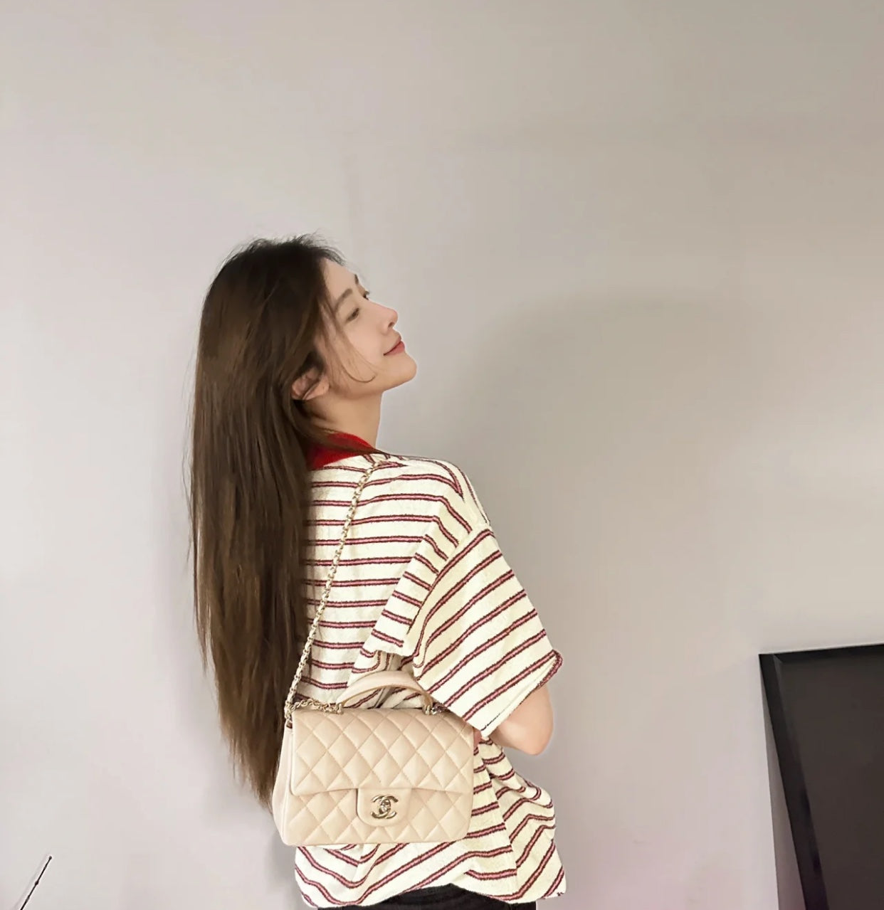 小香家-2023春夏新款 CF手提包 20CM 杏色 上身圖