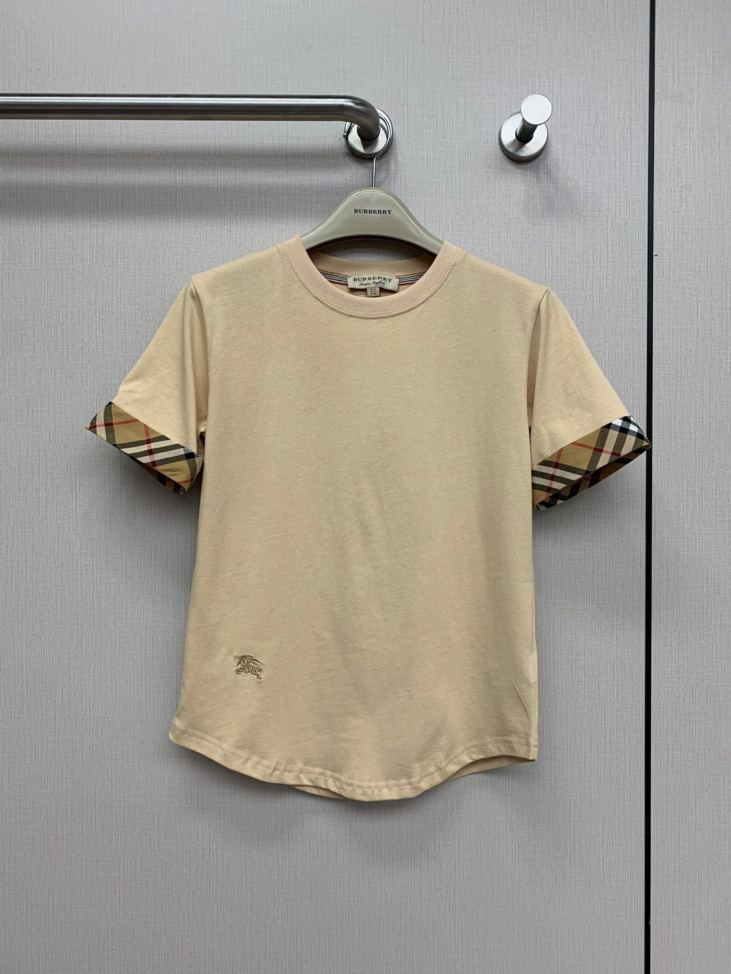 巴B家-2403 24早春新款經典格子繡馬TEE 棕色