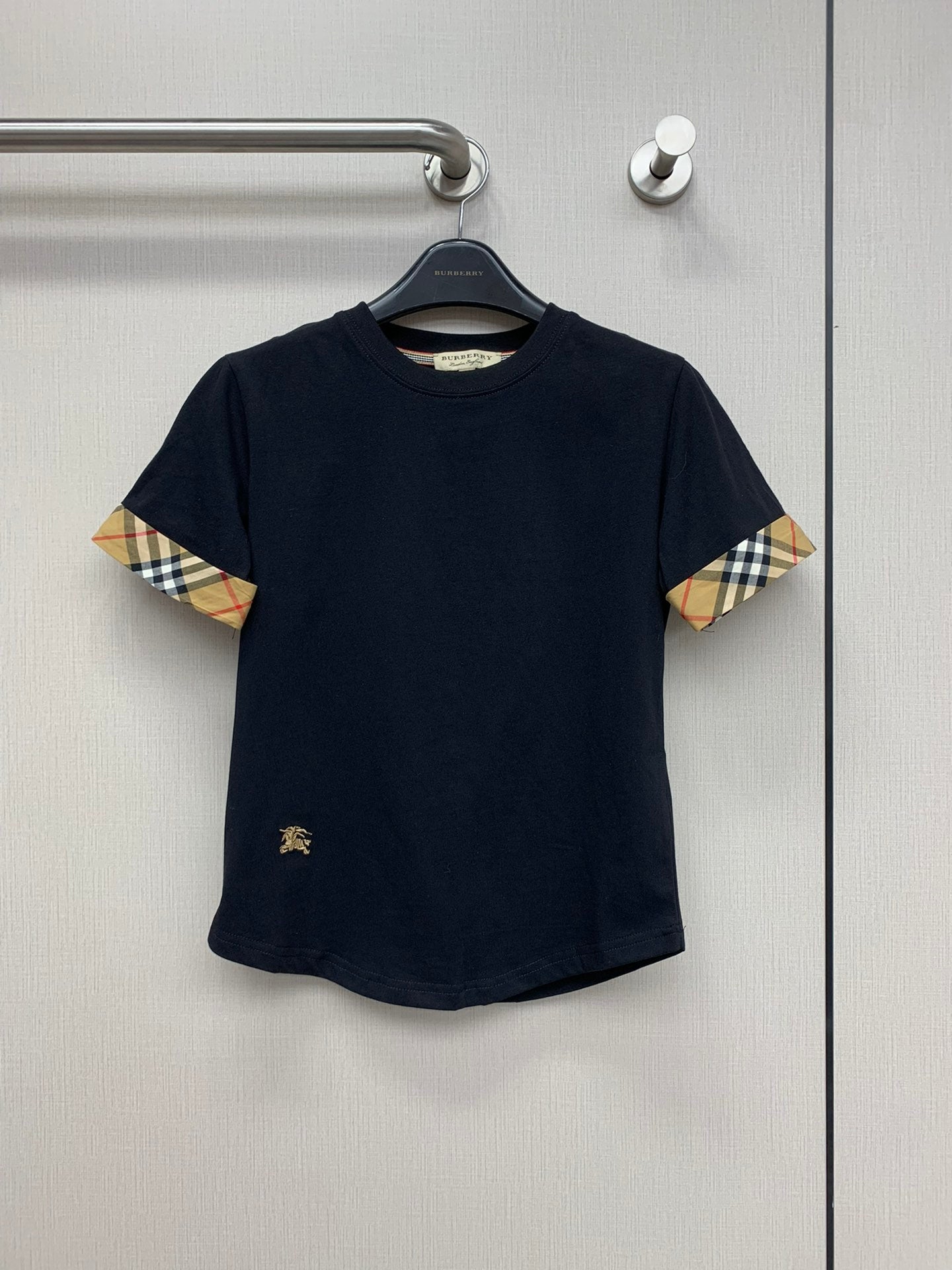 巴B家-2403 24早春新款經典格子繡馬TEE 黑色