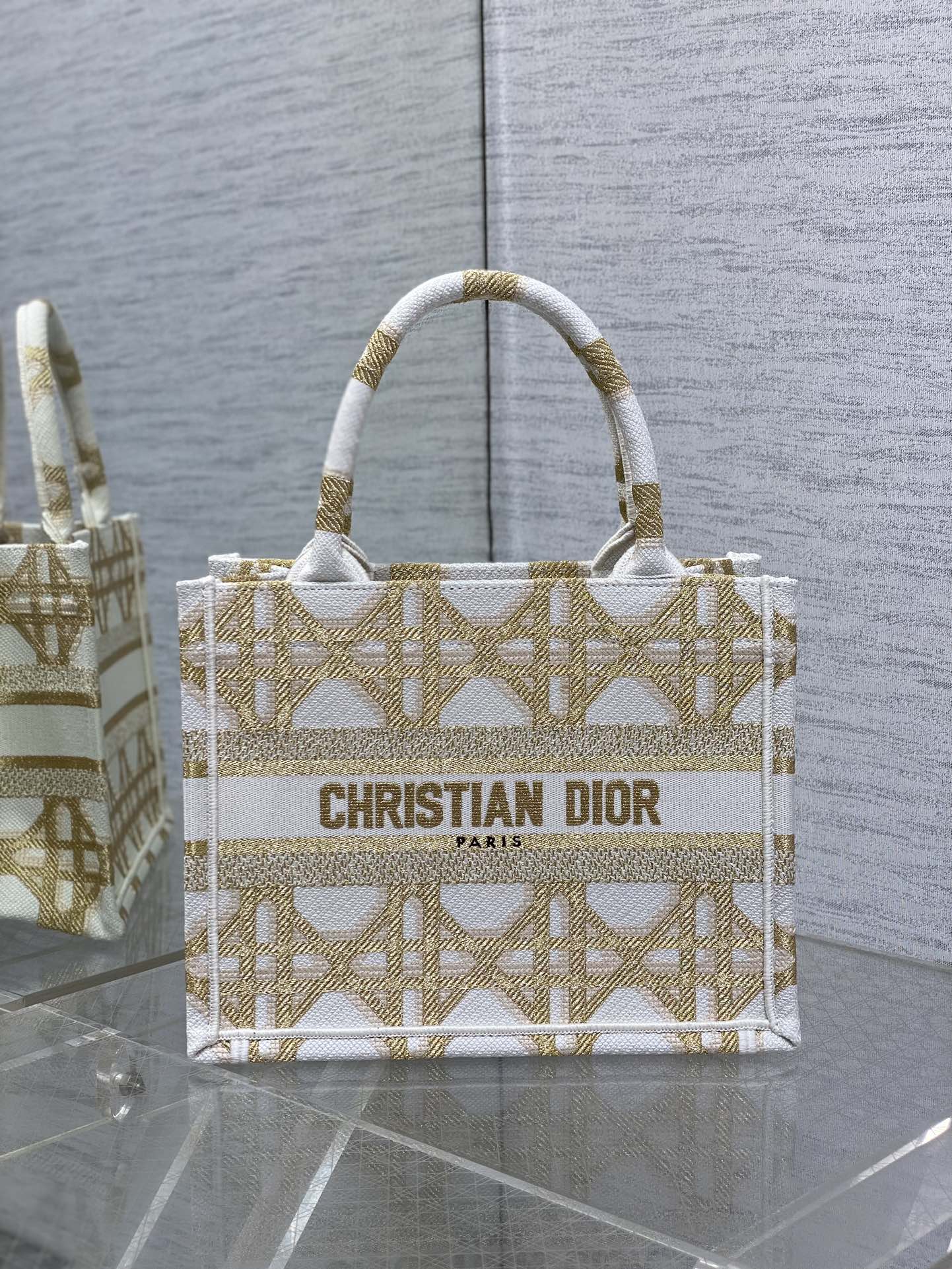 迪D家-2024春夏系列 Book Tote  經典的菱形格 白金色 小號