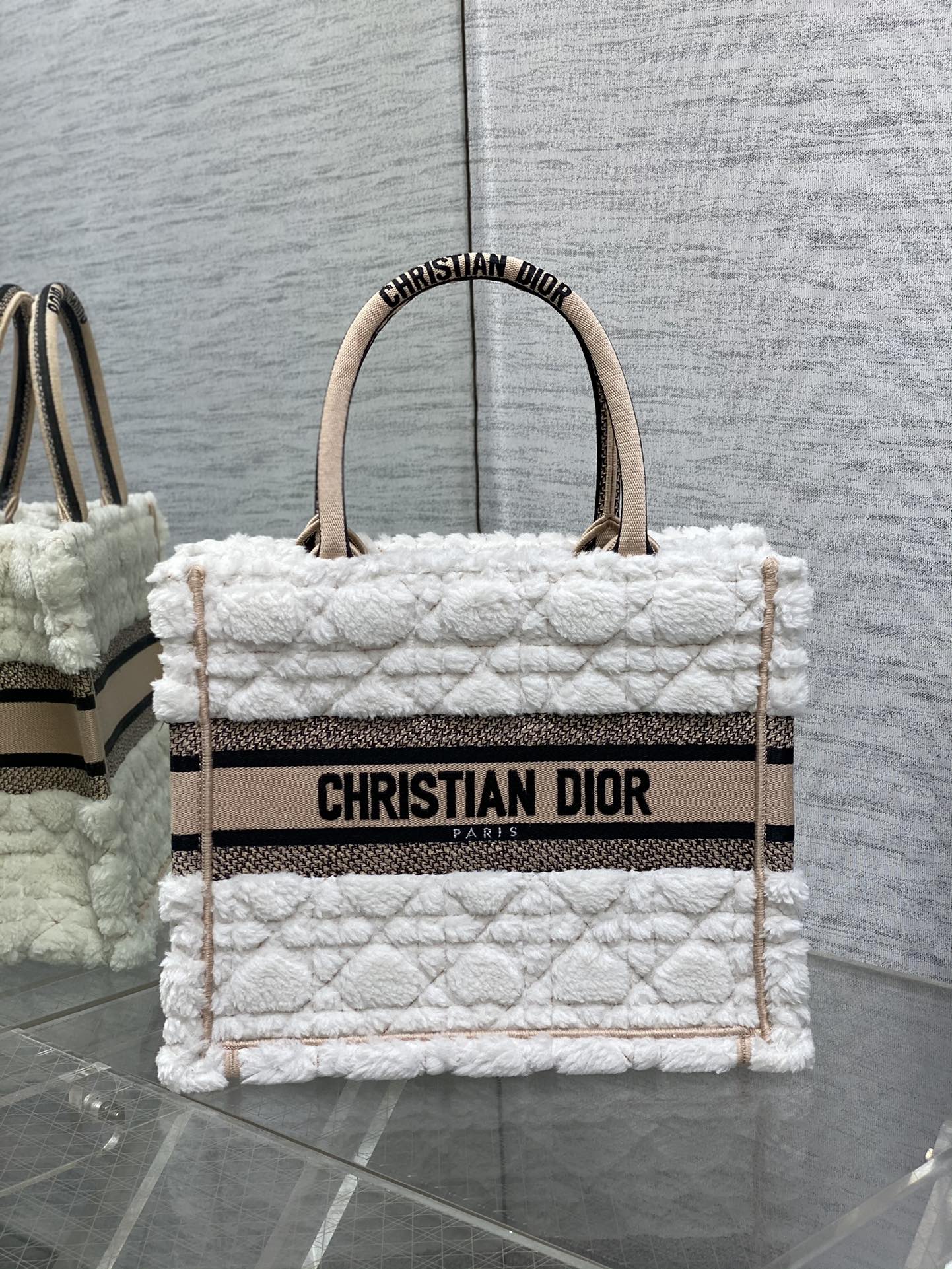 迪D家-Book Tote 2023秋冬毛毛系列 白杏色 小號