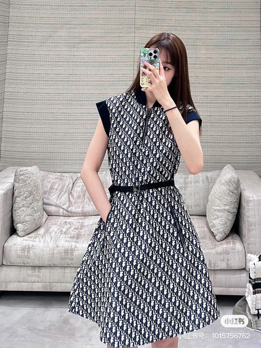 迪D家-2403 24早春新款立領拉鍊老花小飛袖連身裙