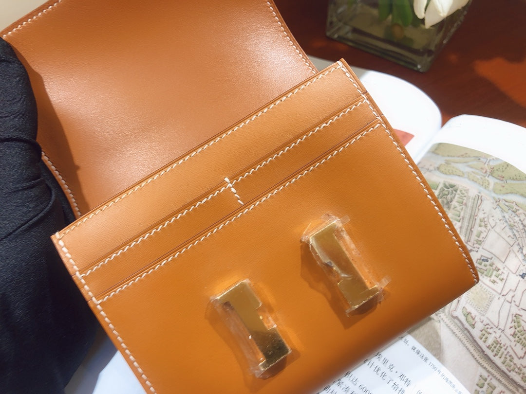 小愛款-Constance 短款錢包 box皮 駝色 金扣