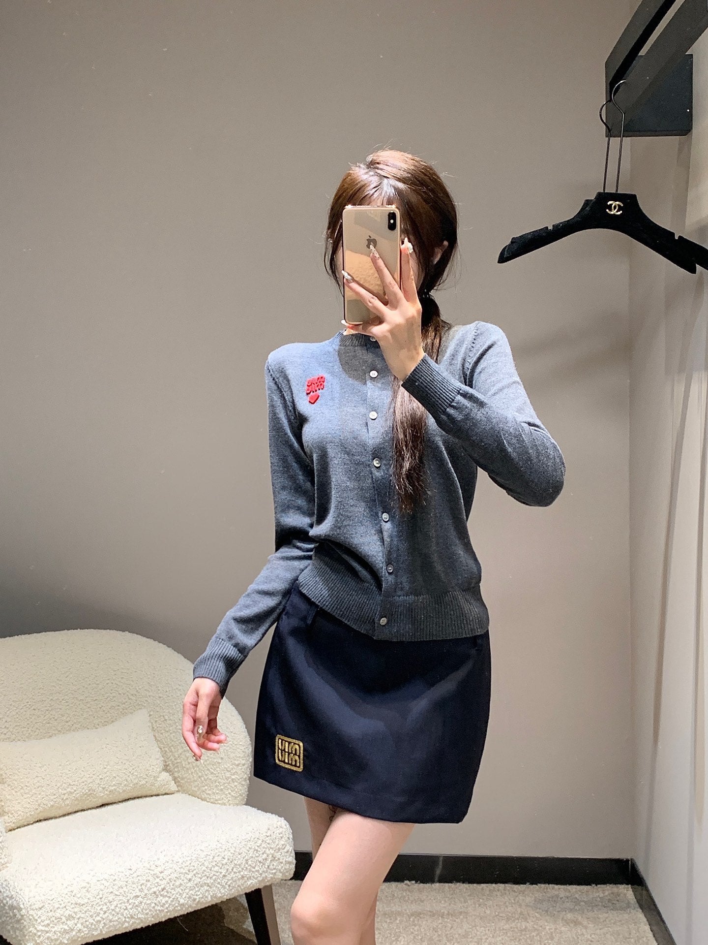 穆M家-2404 愛心刺繡logo針織開襟衫 灰色