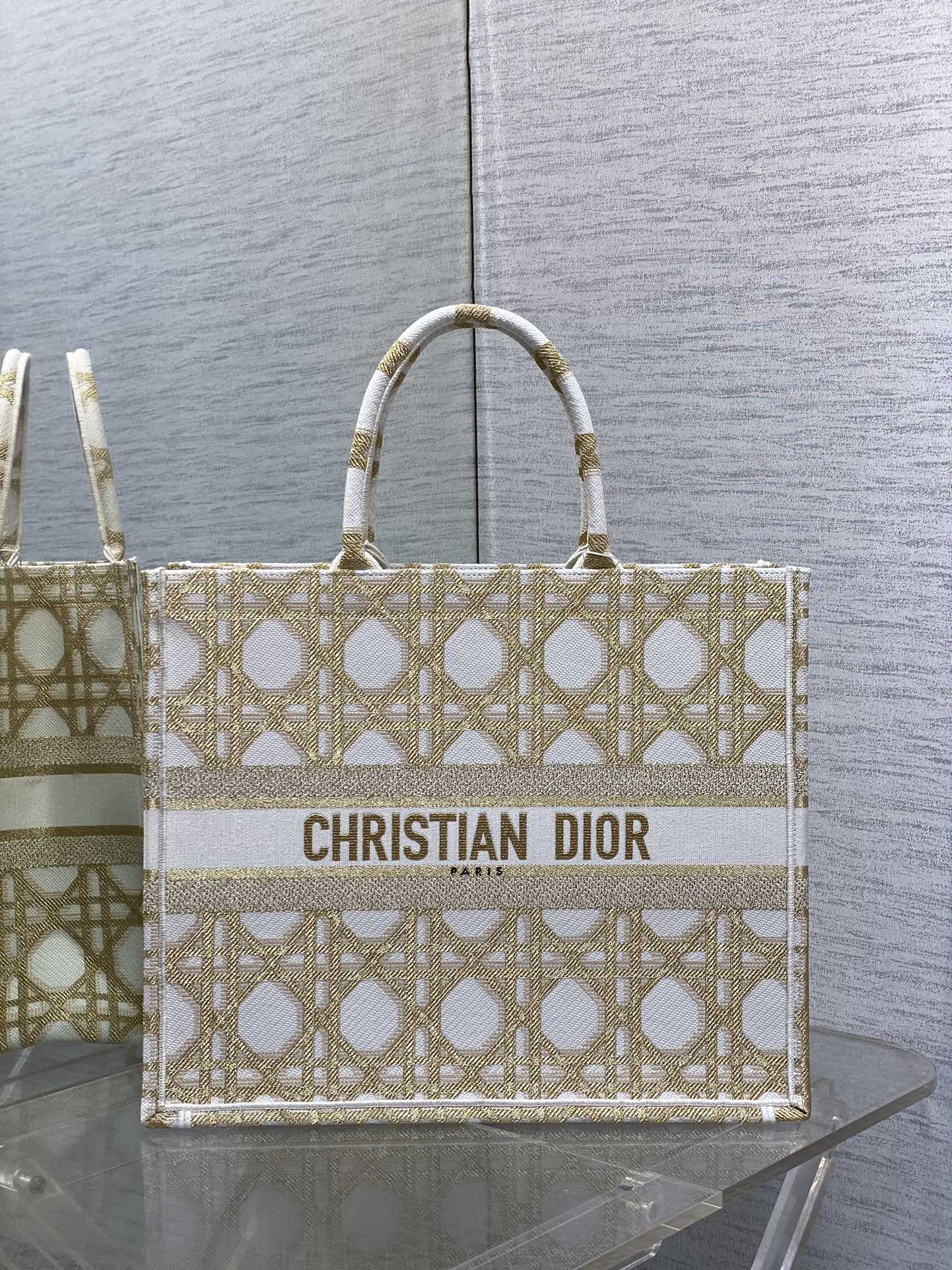 迪D家-2024春夏系列 Book Tote  經典的菱形格 白金色 大號