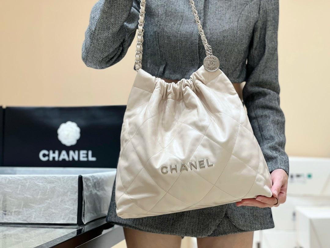 小香家-2023春夏新款 22BAG 小號 米白色 上身圖