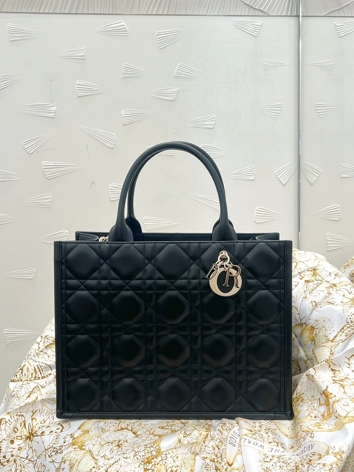 熱銷款 迪D家-2024春夏系列 Book Tote  菱格紋牛皮 黑色 中號