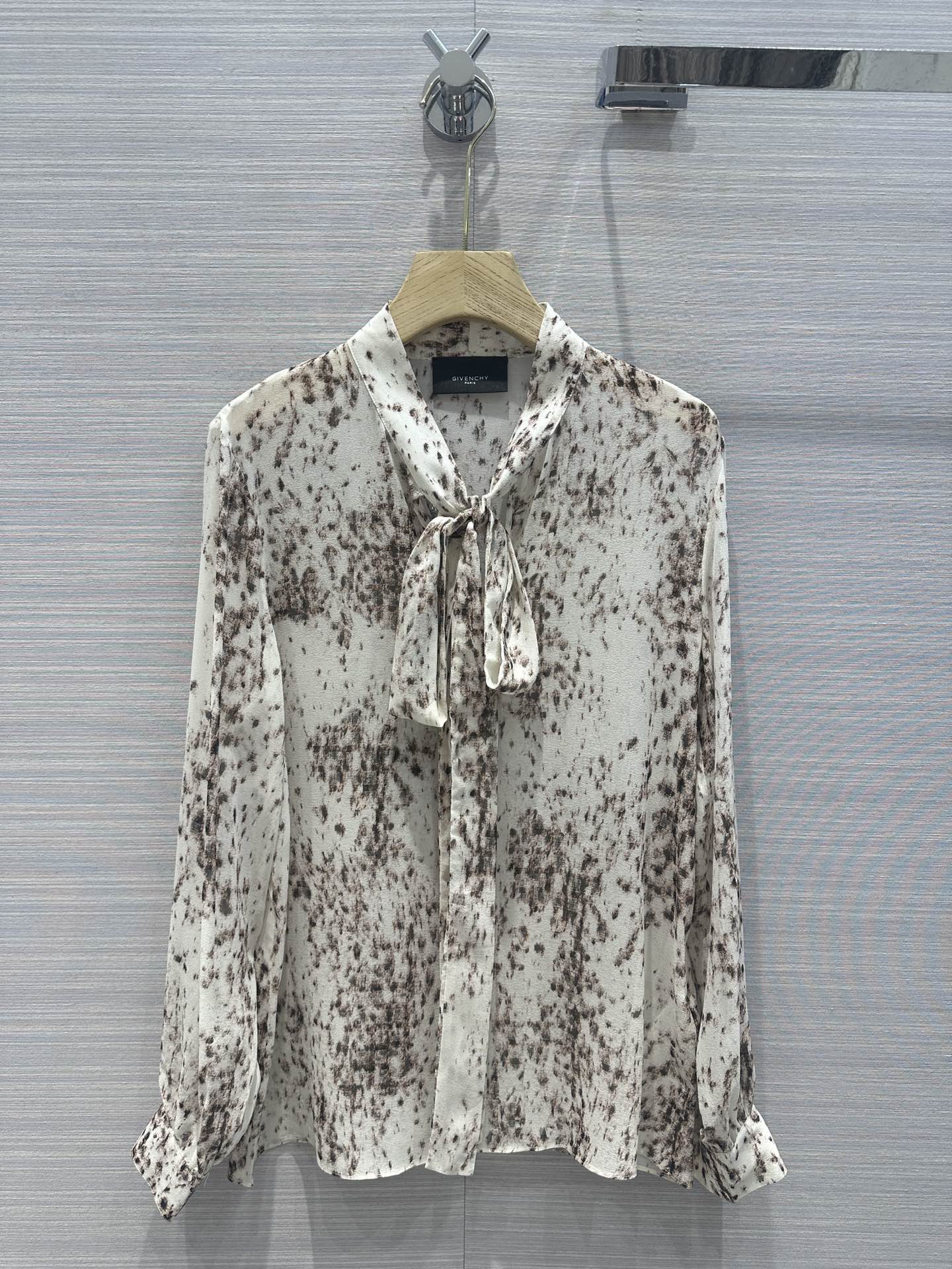 紀G家-2403 24春夏新品浪漫度假風格調雪豹紋印花絲質襯衫