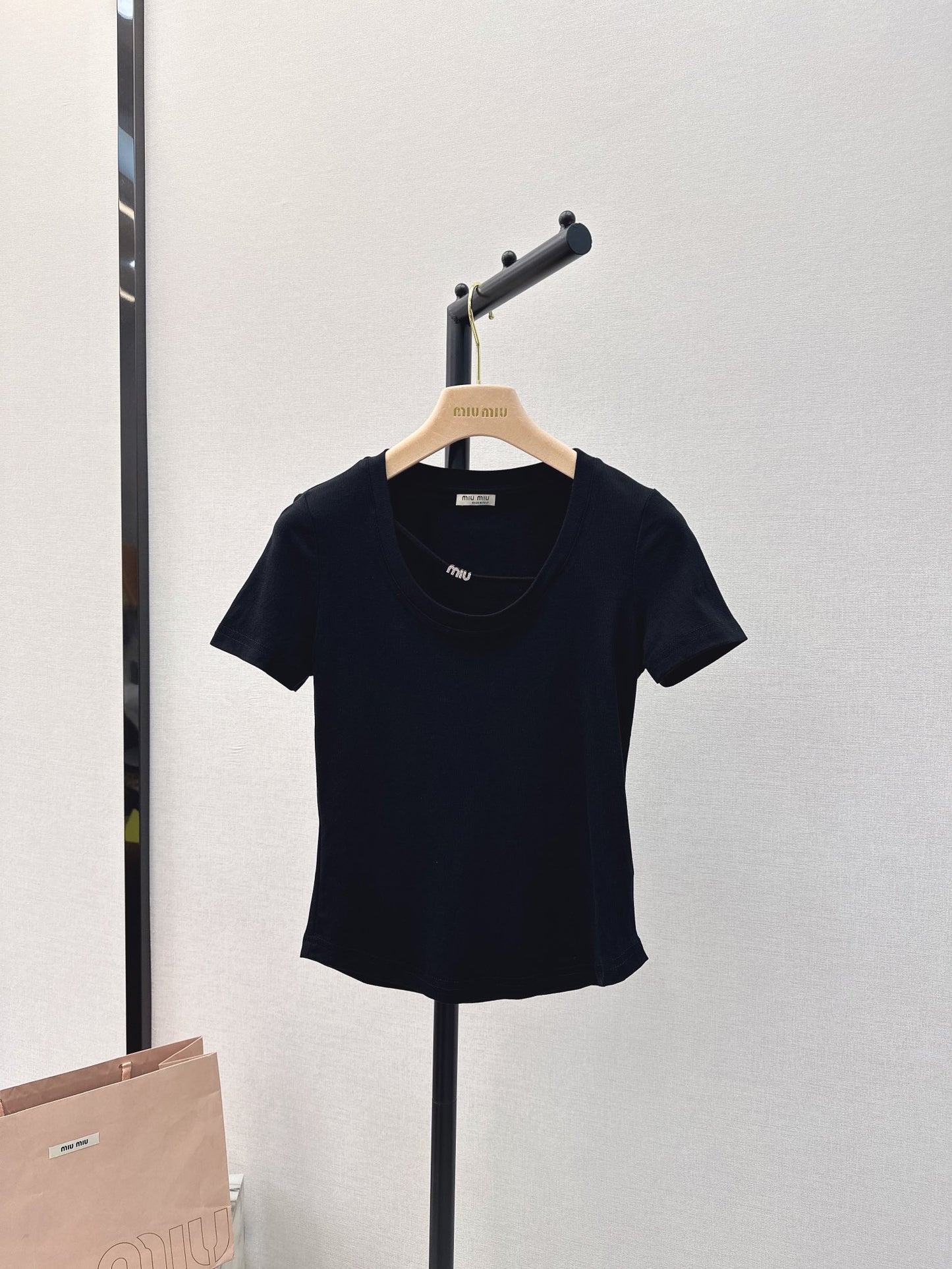 穆M家-2404 春夏最新款純欲風修身U領TEE 黑色