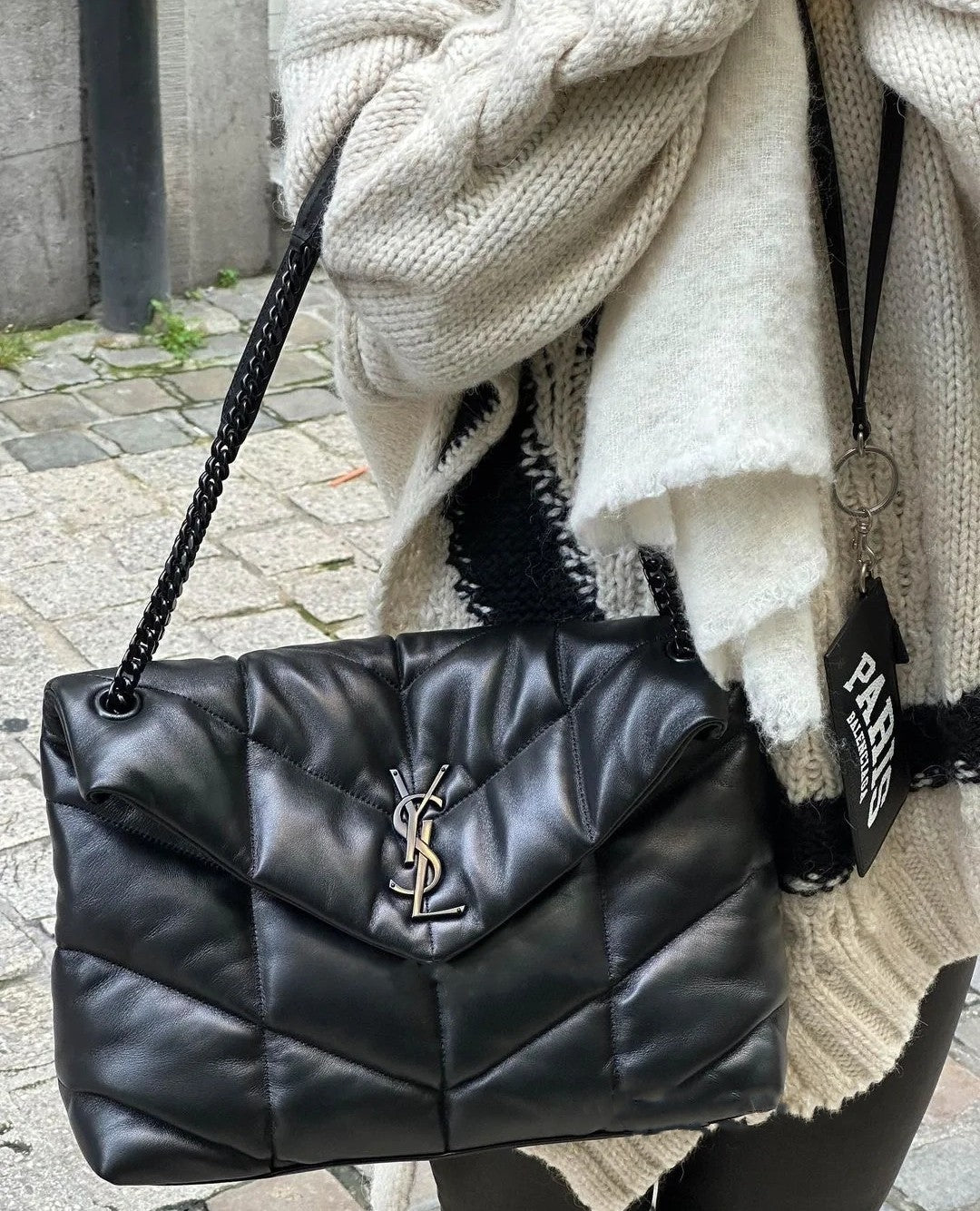 聖Y羅-Loulou Puffer 35cm 絎縫小羊皮雲朵包 黑色銀扣 上身圖