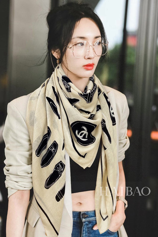 小香家-2024經典小香標誌大圍巾 杏色