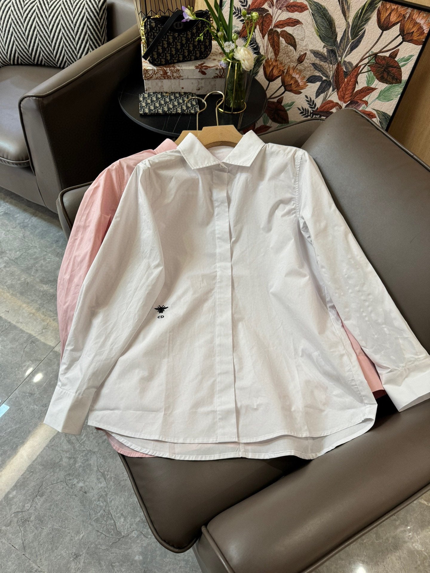 迪D家-2403 24SS小蜜蜂繡花棉料長袖襯衫 白色