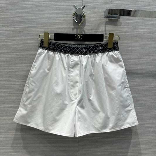小香家-2403 早春新品coco雙C織帶腰白色小熱褲