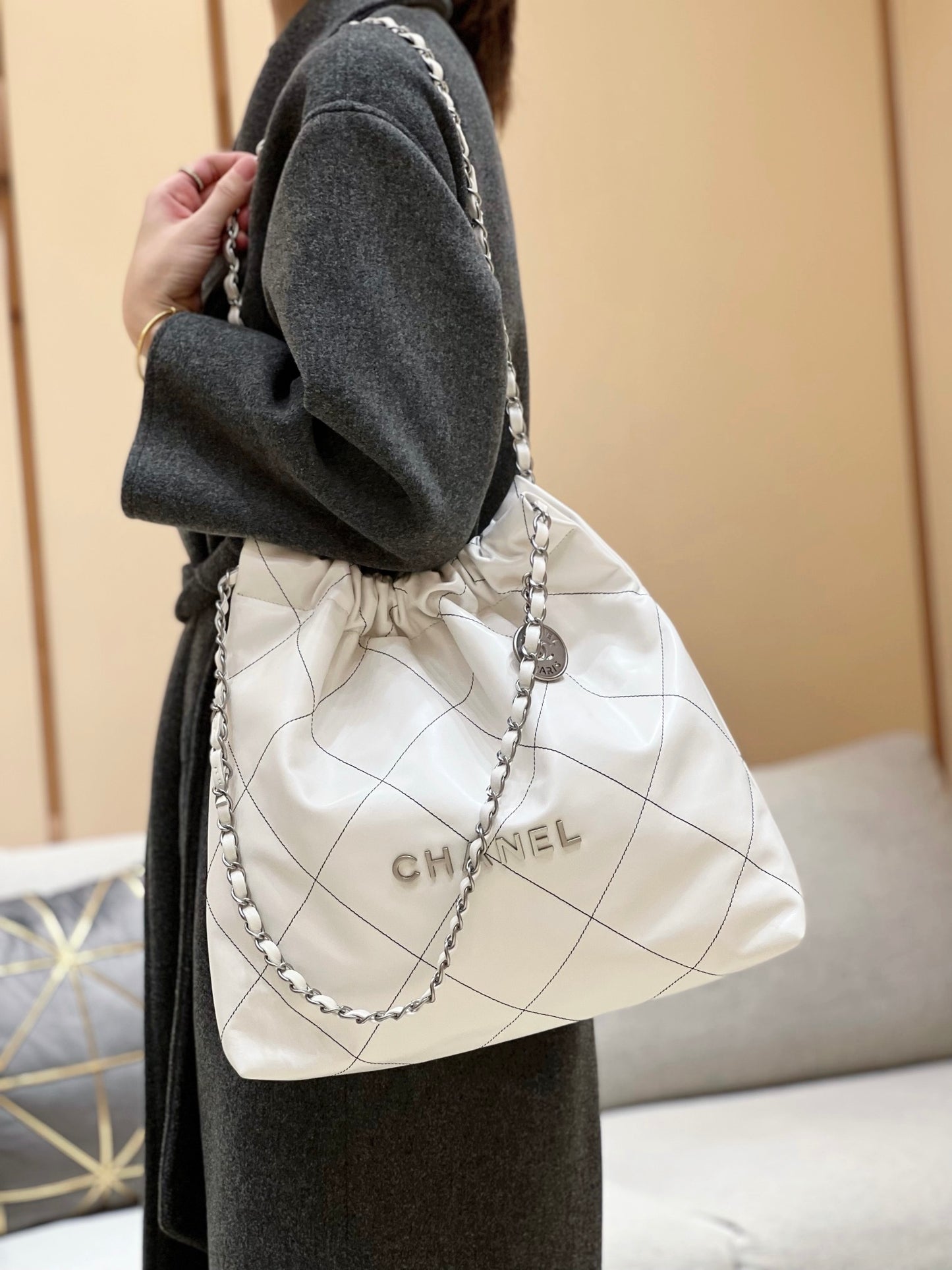 小香家-2023早春度假系列 22Bag 中號 白色配黑線 上身圖