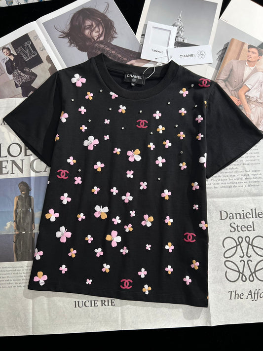小香家-2403 重工藝定位四葉草珠片圖案藝術圓領純棉TEE 黑色