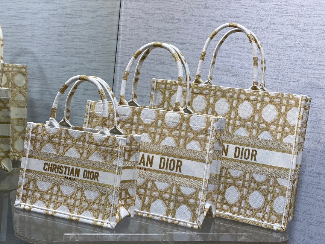 迪D家-2024春夏系列 Book Tote  經典的菱形格 白金色 大號