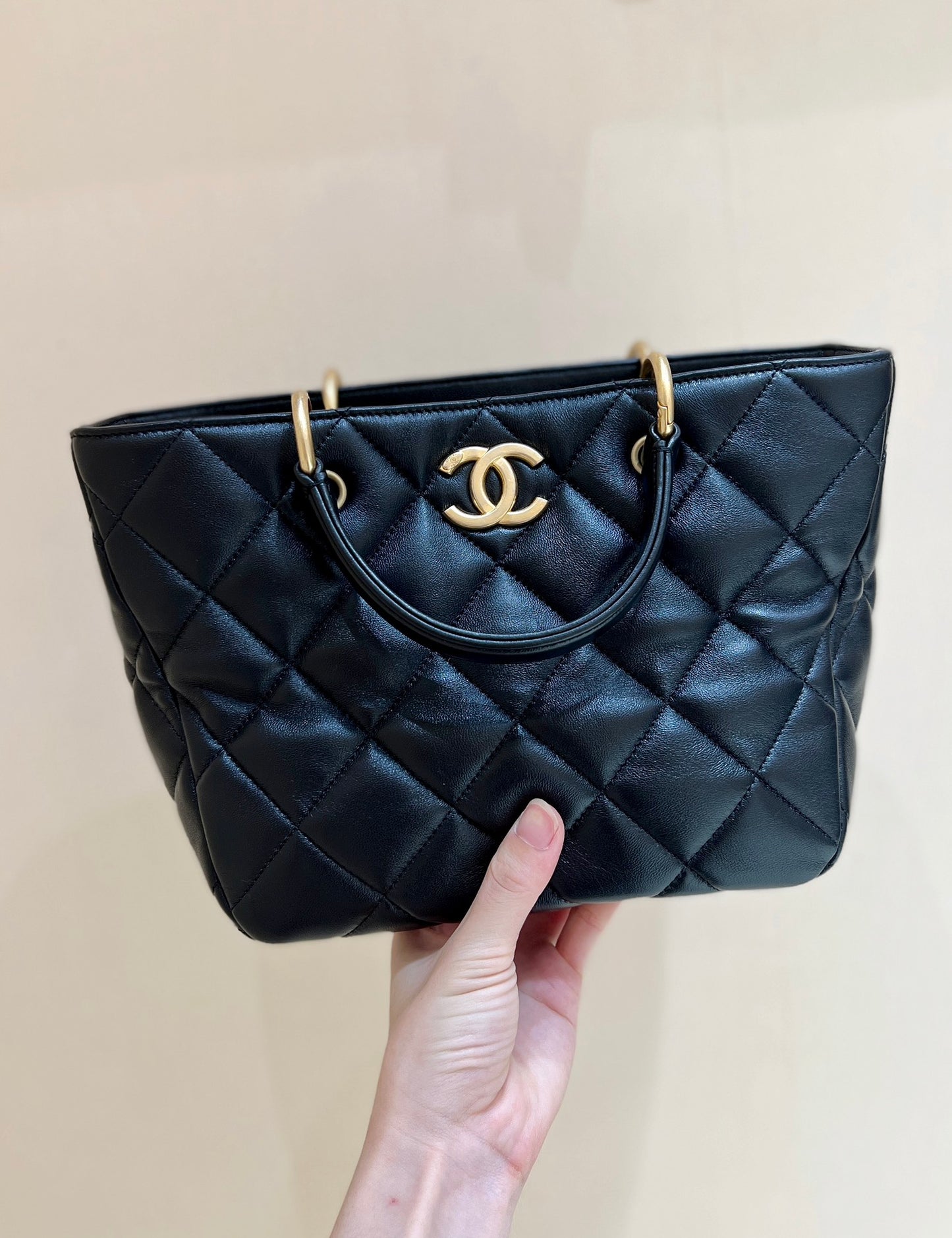 小香家-Chanel 23B 羊皮菜籃子tote斜背包/手提包 黑色