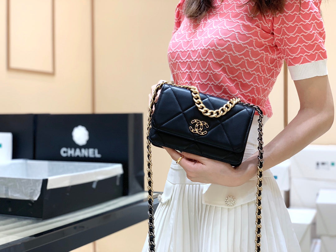 小香家-Chanel 19經典Logo菱格粒紋Woc手拿包/斜背包 黑色