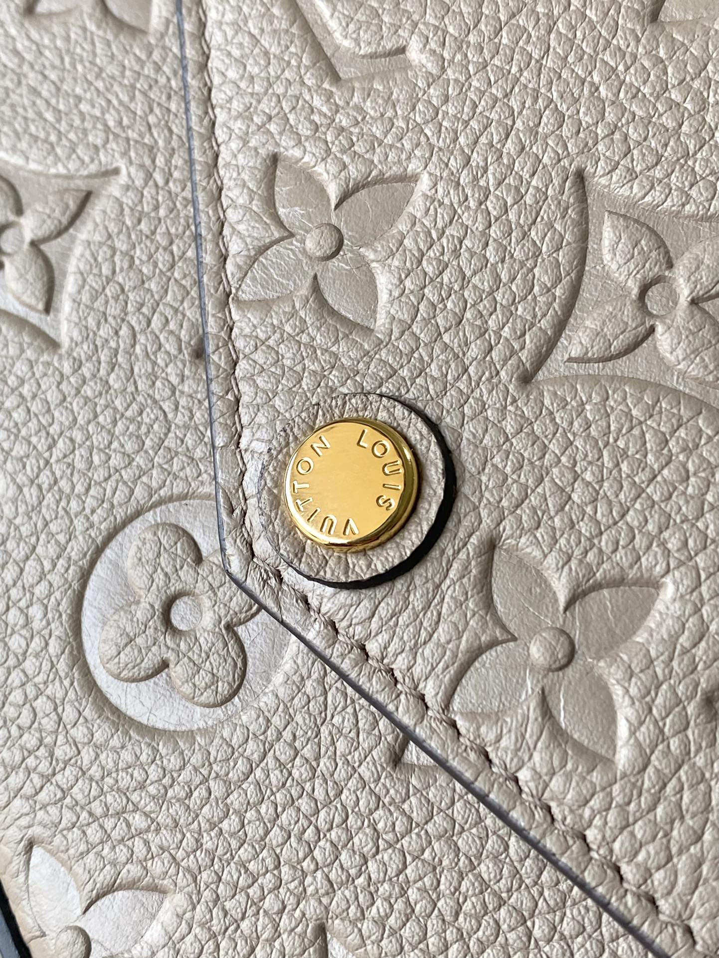 M82636 路L家- 路L家-Wallet On Chain Metis 斜跨包 白色全皮壓花