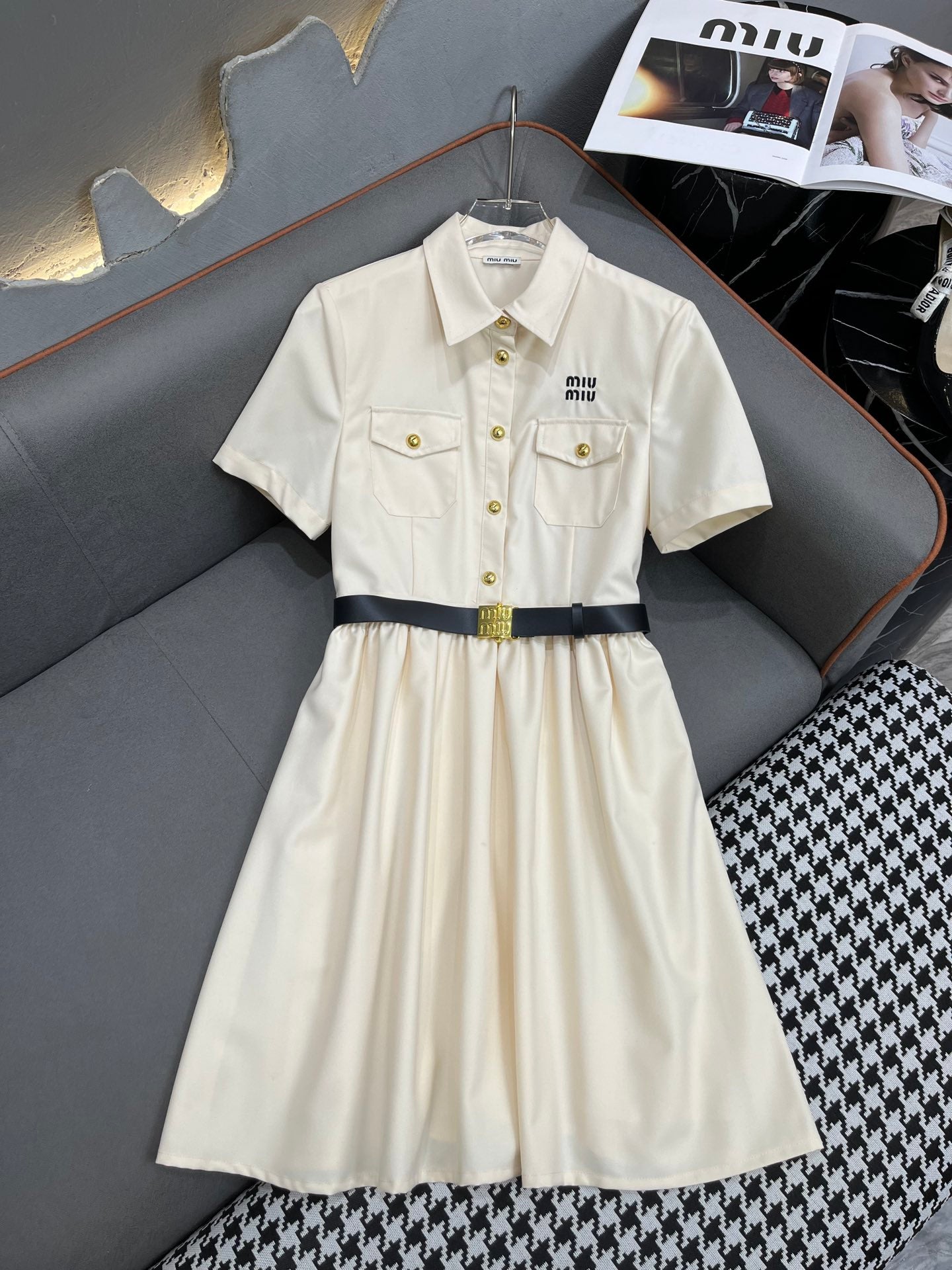 穆M家-2404 24SS夏季新款翻領洋裝字母刺繡裝飾搭配腰帶時尚 白色