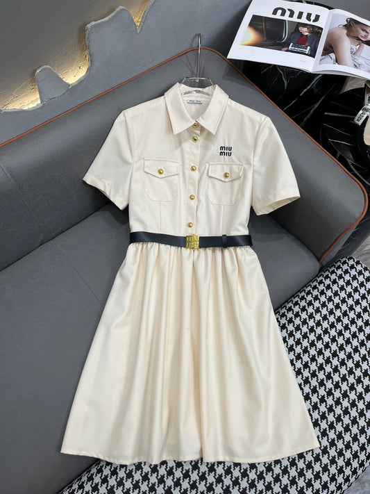 穆M家-2404 24SS夏季新款翻領洋裝字母刺繡裝飾搭配腰帶時尚 白色