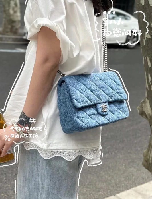 小香家-2023春夏系列 丹寧牛仔山茶花愛心扣 方胖子 淺藍銀扣 24CM