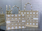 迪D家-2024春夏系列 Book Tote  經典的菱形格 白金色 中號