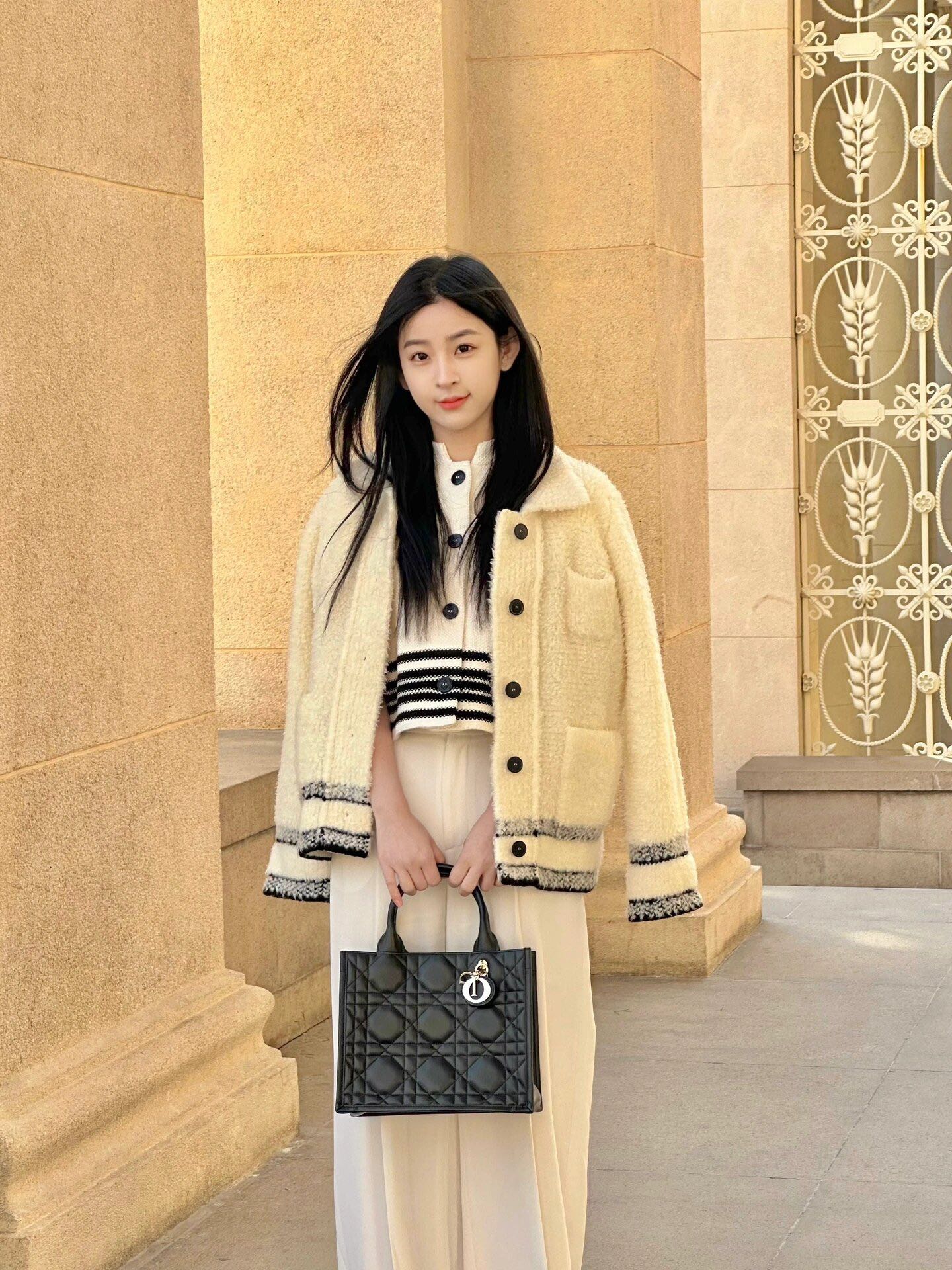 熱銷款 迪D家-2024春夏系列 Book Tote  菱格紋牛皮 黑色 小號