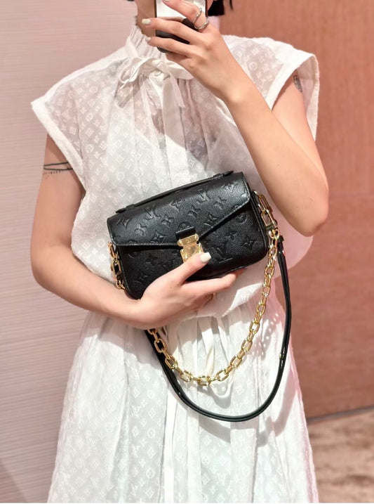M46595 路L家-Pochette Métis East West 黑色