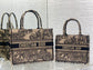 迪D家-Book Tote 2023春夏系列 老虎刺繡 杏色 中號