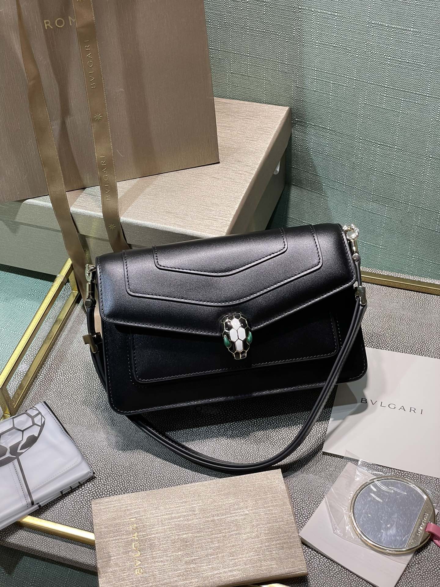 寶B格-Serpenti Forever East-West 小牛皮肩背包 黑色