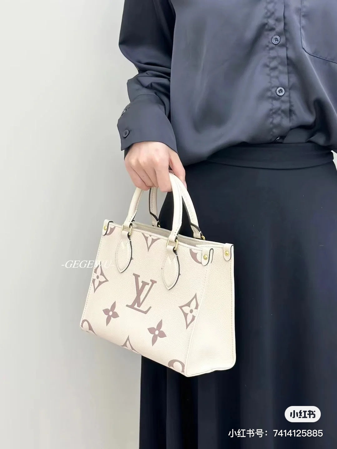 M46833 路L家-OnTheGo PM 托特購物包 白色