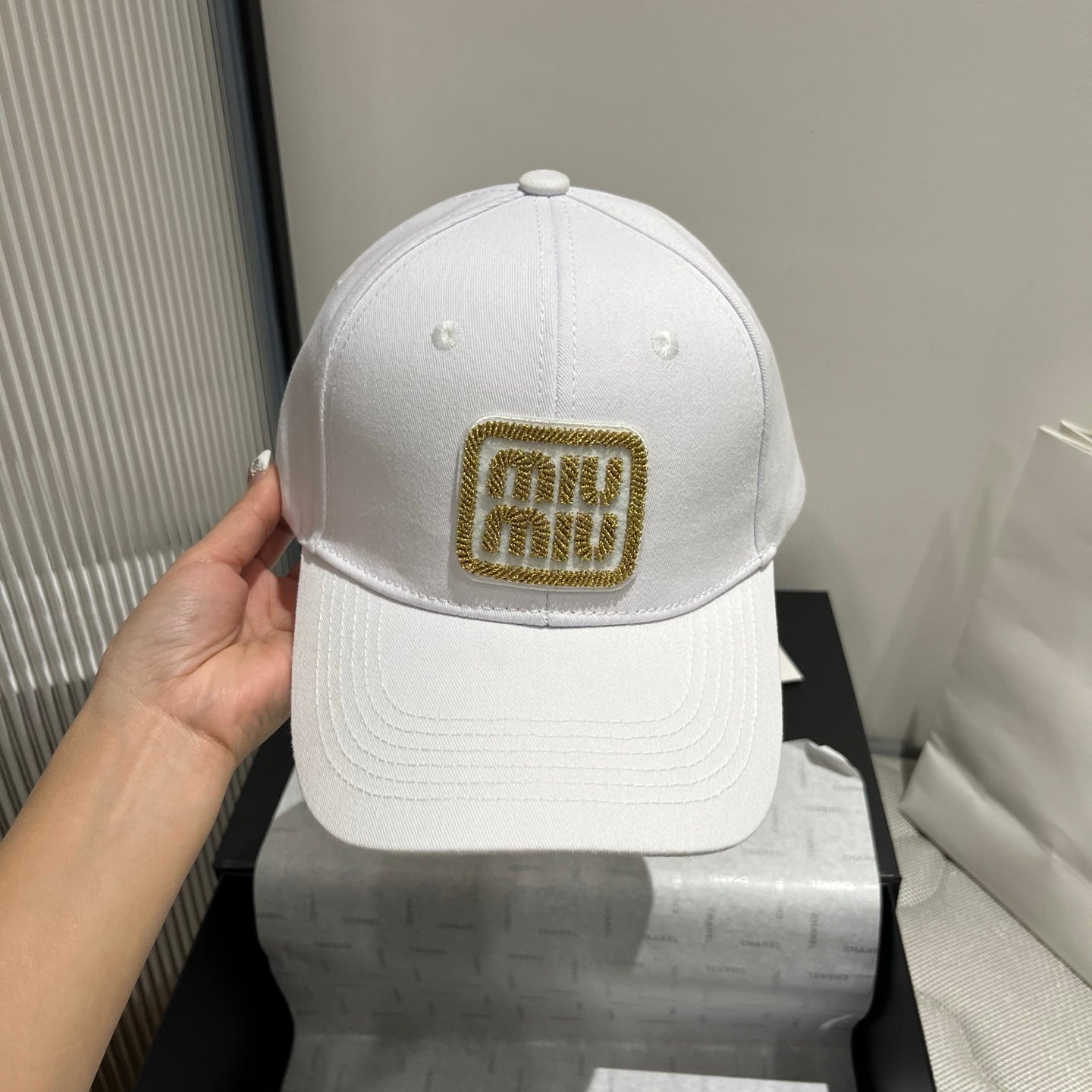穆m家-刺繡貼標logo棒球帽 白色