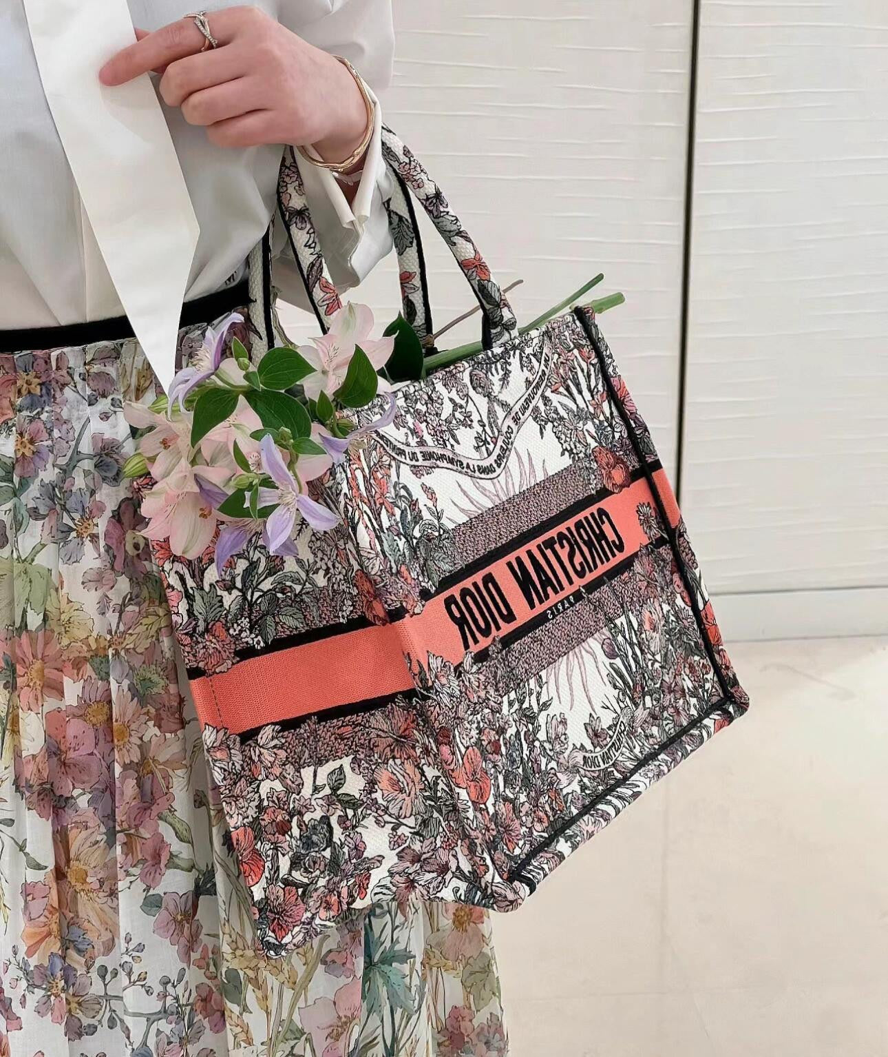 迪D家-2024春夏系列 Book Tote 太陽刺繡 白粉色 中號