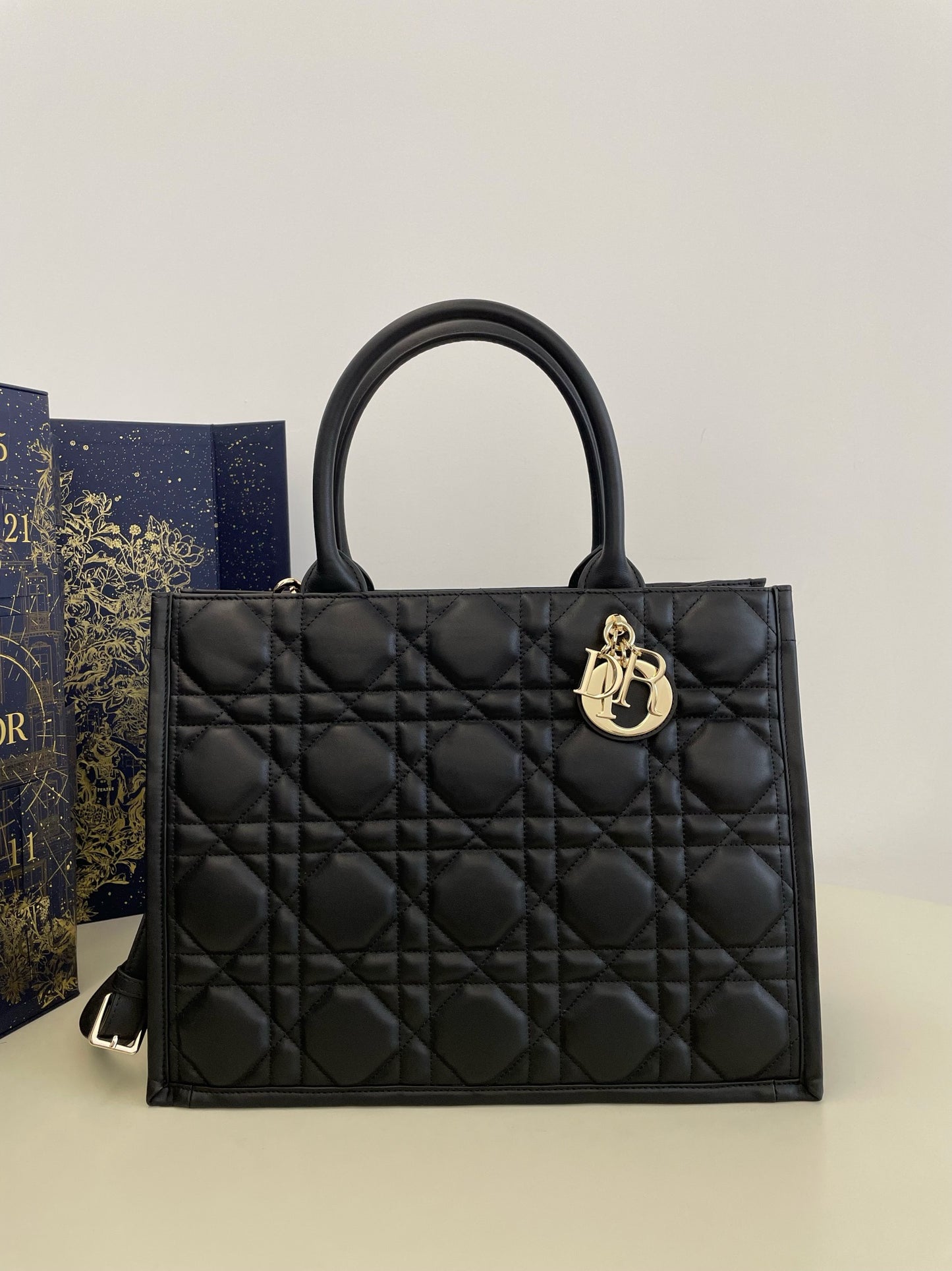 熱銷款 迪D家-2024春夏系列 Book Tote  菱格紋牛皮 黑色 中號