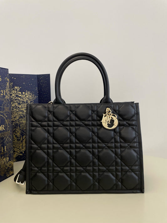 熱銷款 迪D家-2024春夏系列 Book Tote  菱格紋牛皮 黑色 中號