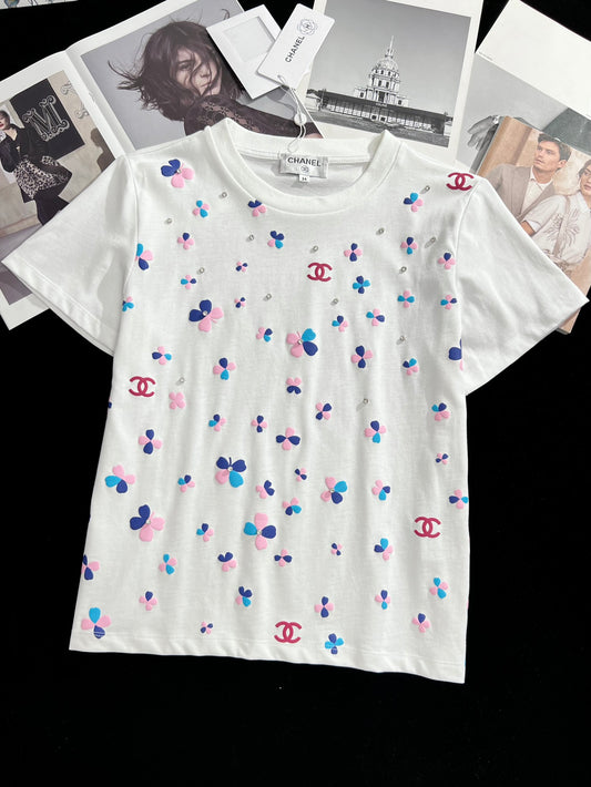 小香家-2403 重工藝定位四葉草珠片圖案藝術圓領純棉TEE 白色
