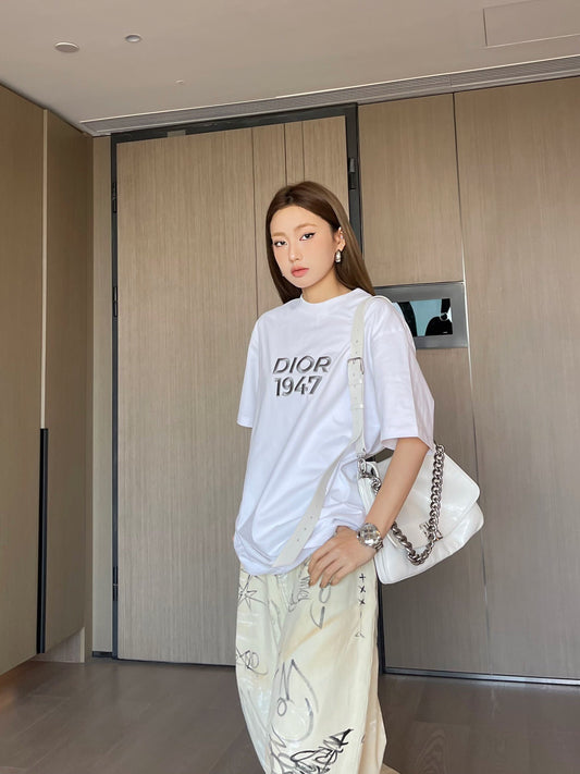 迪D家-2403 立體刺繡字母寬鬆短袖Tee