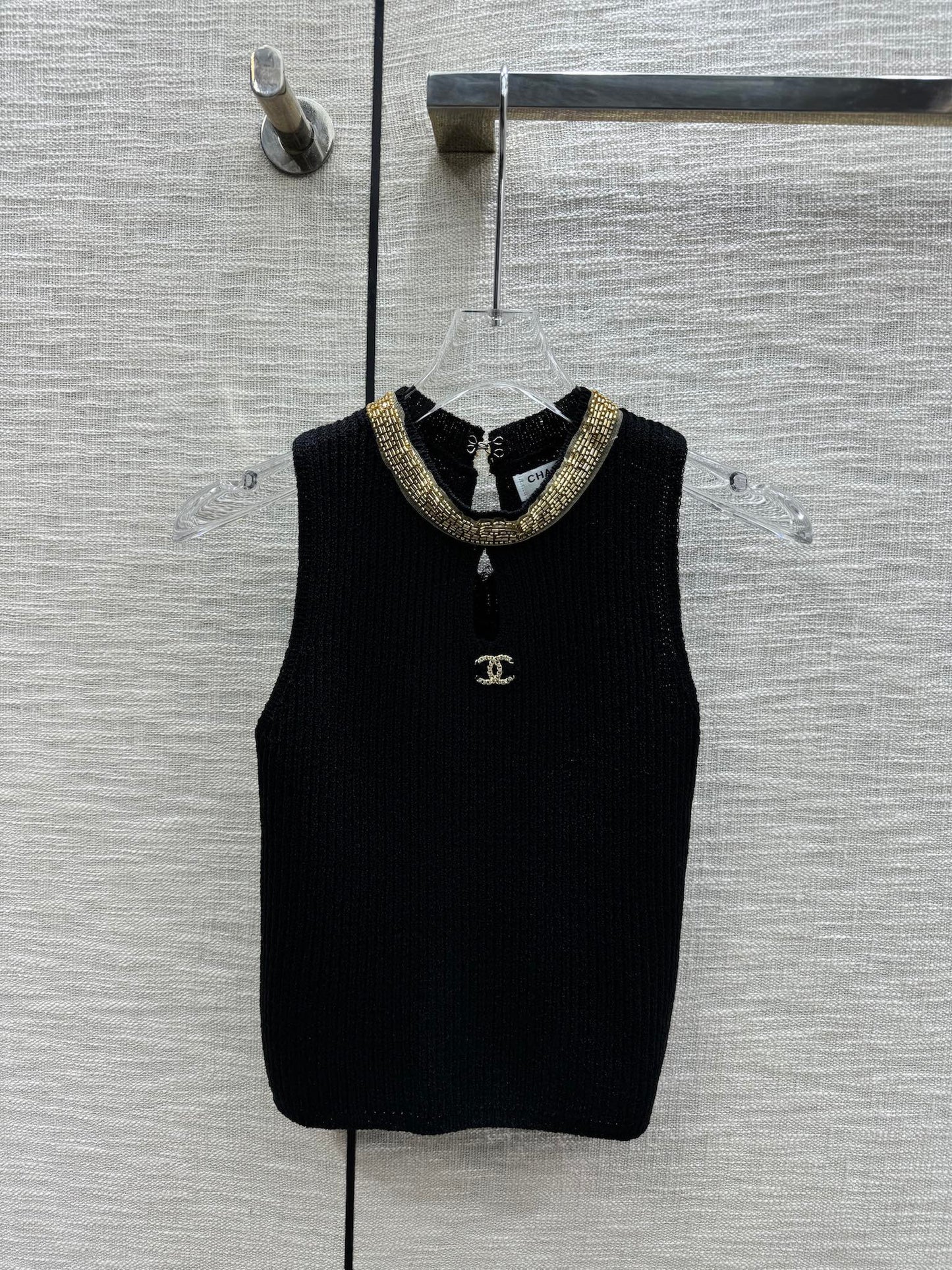 小香家-2403 領口重工穿珠金屬logo裝飾針織背心 黑色
