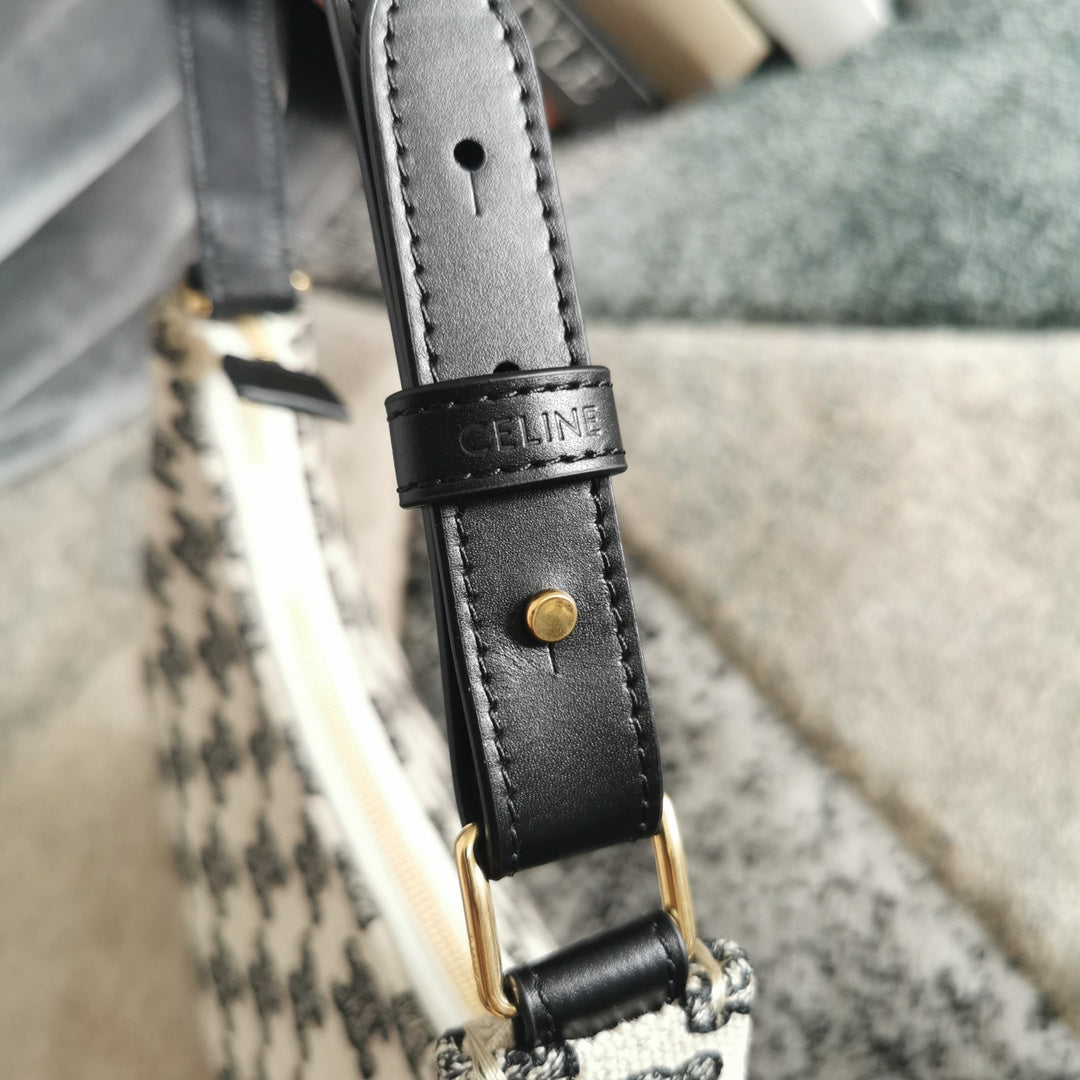 賽C家-AVA TRIOMPHE 單肩包 復古黑色刺繡