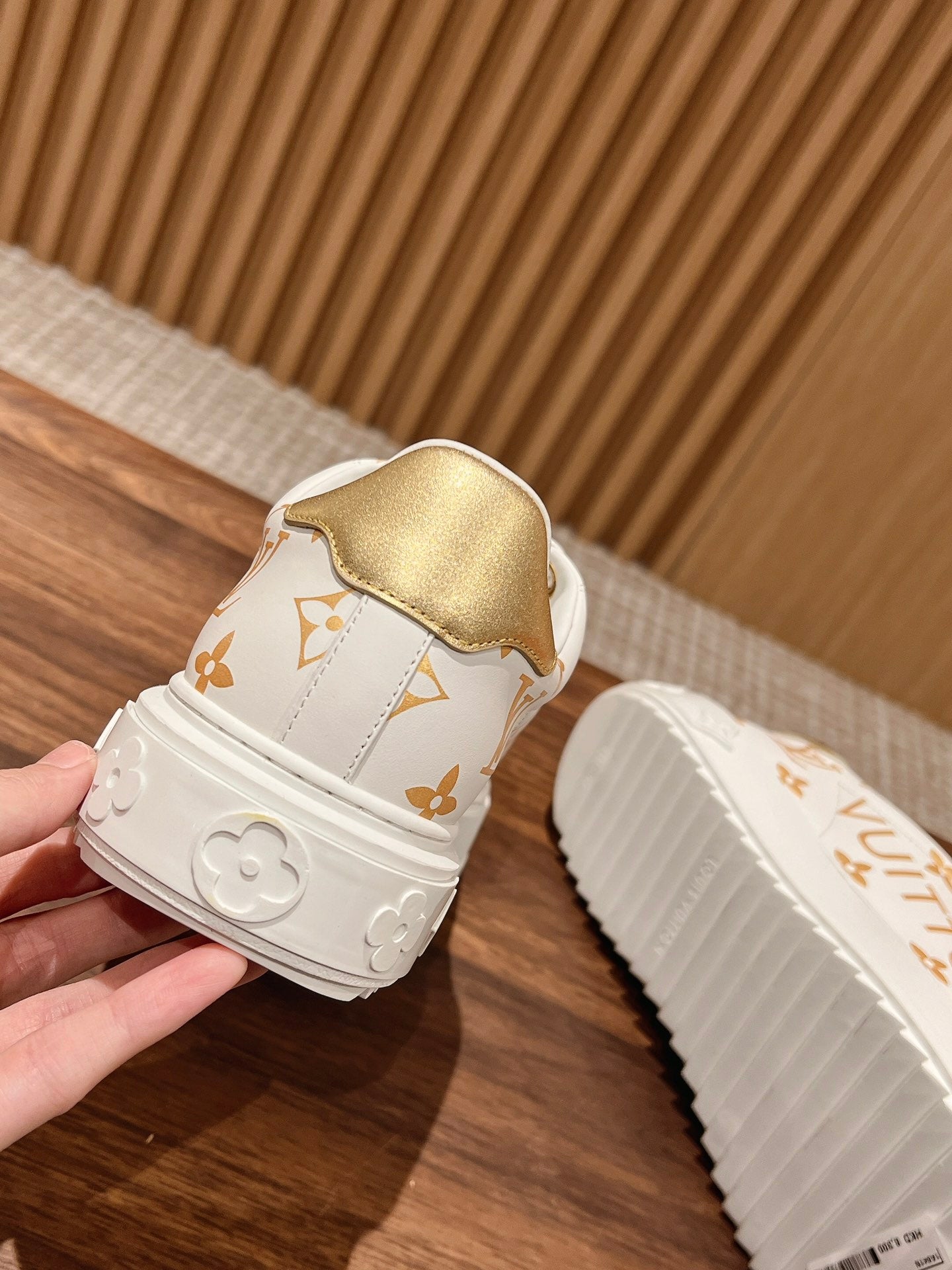 路L家-金色LOGO字母休閒鞋