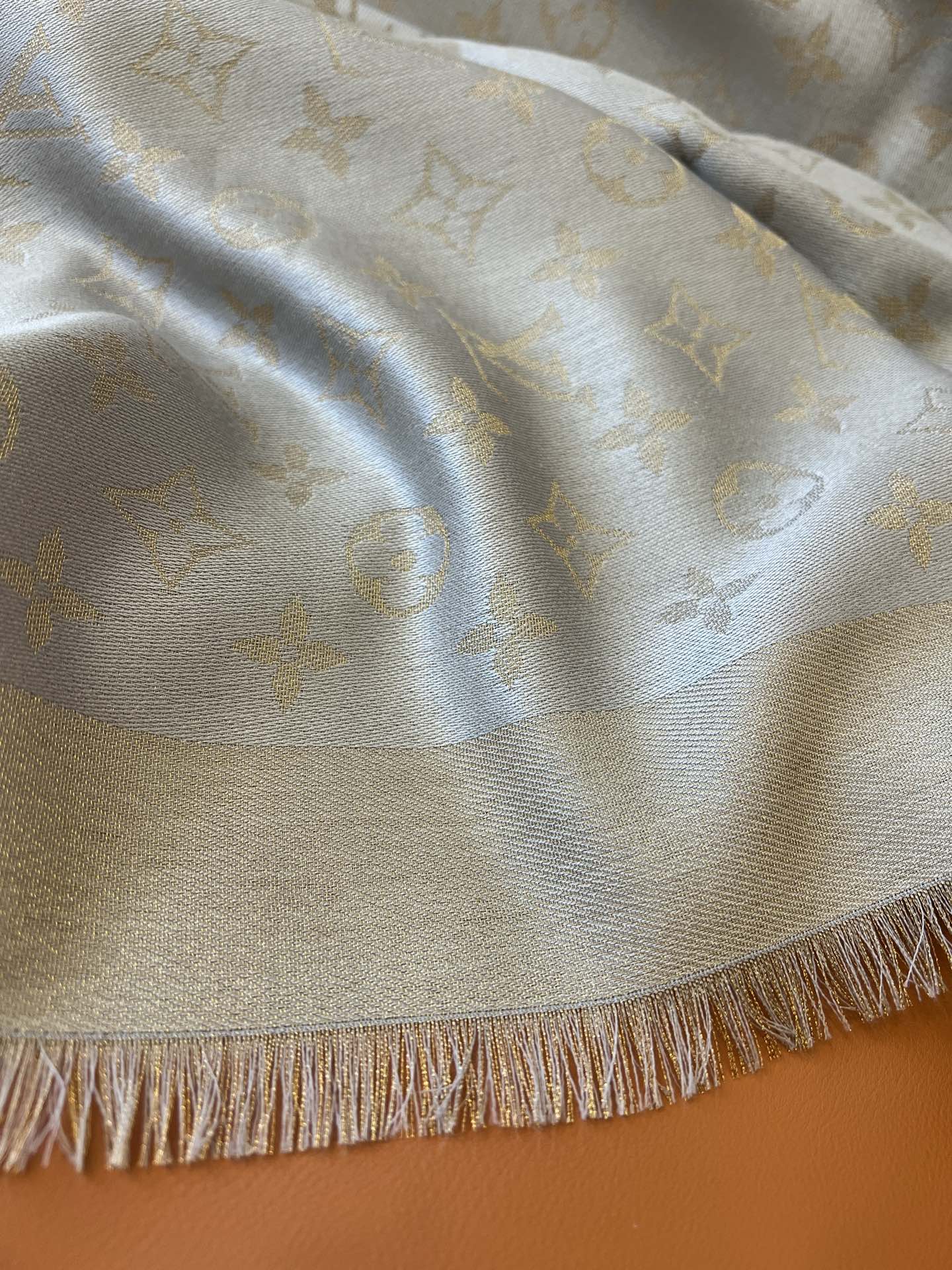 路L家-灰金 經典Monogram 47%桑蠶絲 26%黏膠纖維 17%羊毛 10%聚酯纖維 140x140cm