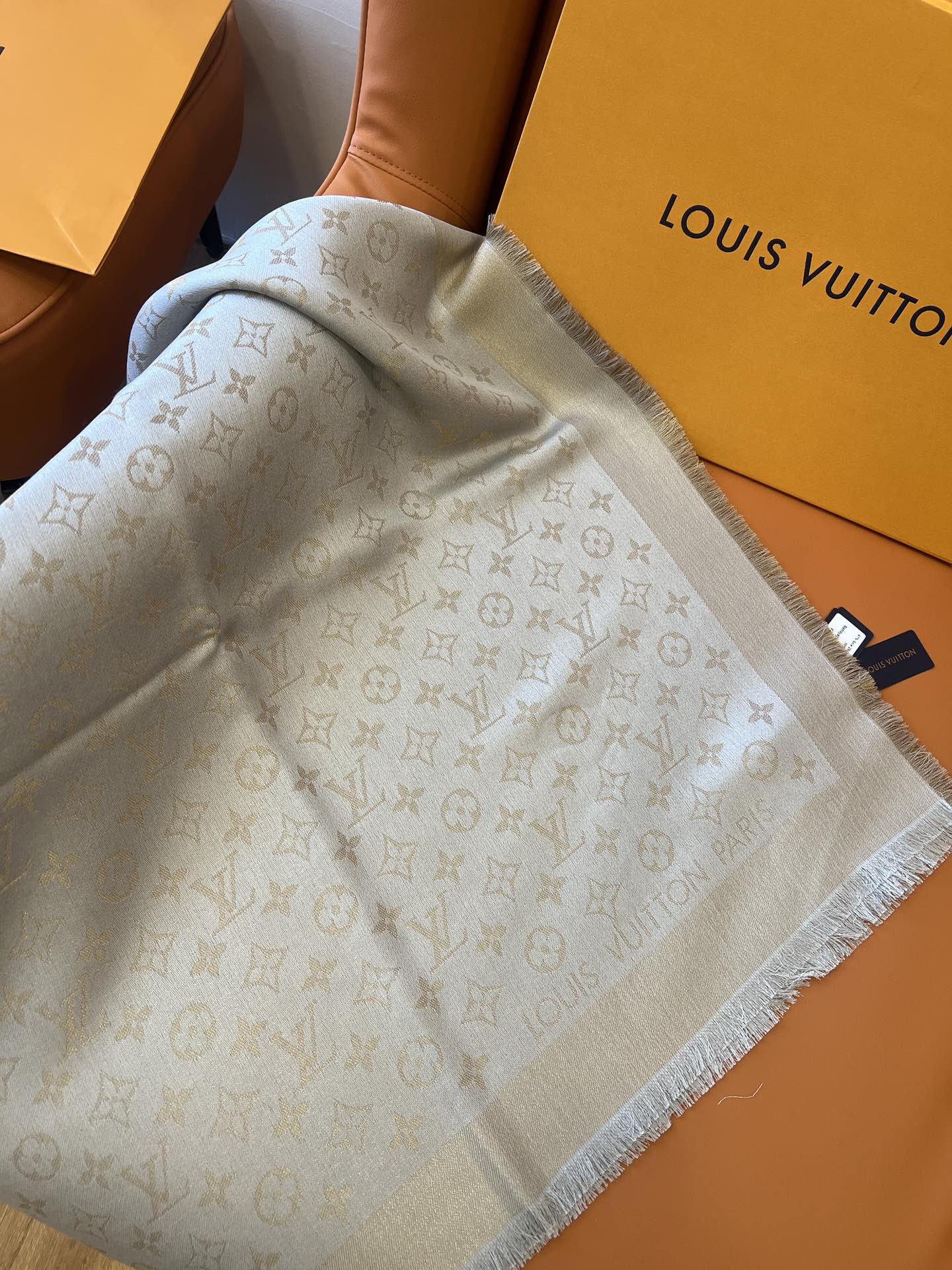路L家-灰金 經典Monogram 47%桑蠶絲 26%黏膠纖維 17%羊毛 10%聚酯纖維 140x140cm