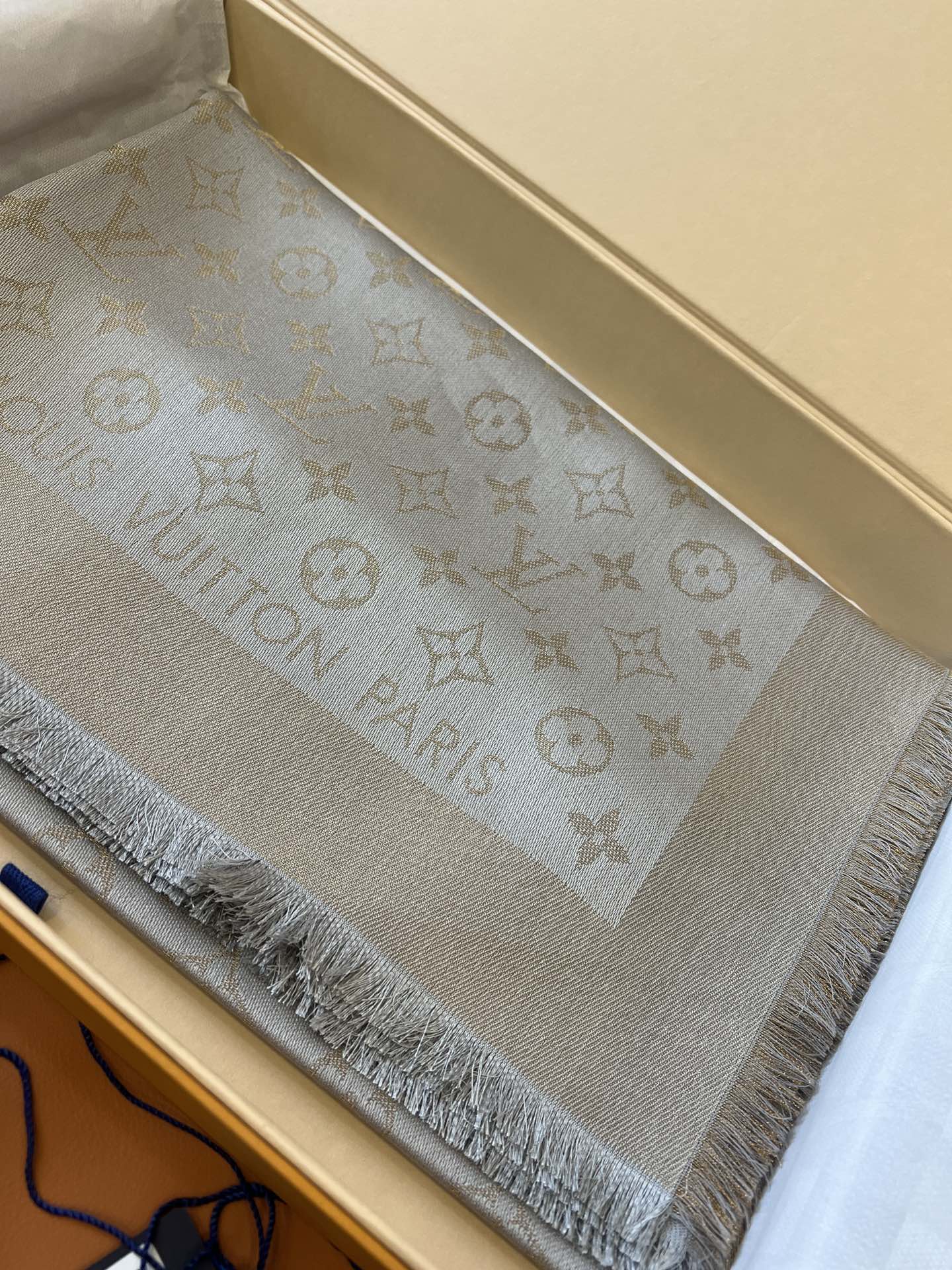 路L家-灰金 經典Monogram 47%桑蠶絲 26%黏膠纖維 17%羊毛 10%聚酯纖維 140x140cm