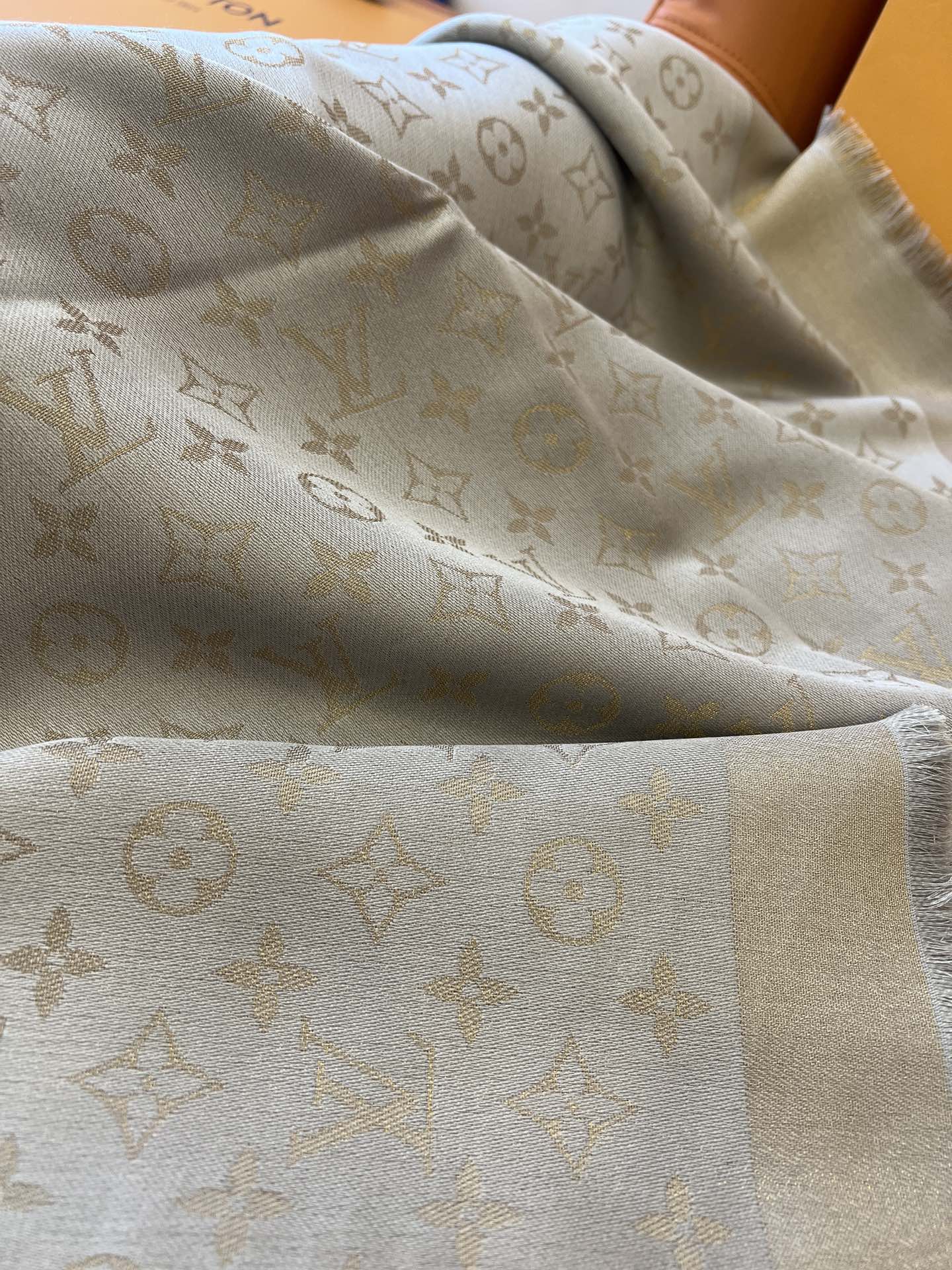 路L家-灰金 經典Monogram 47%桑蠶絲 26%黏膠纖維 17%羊毛 10%聚酯纖維 140x140cm