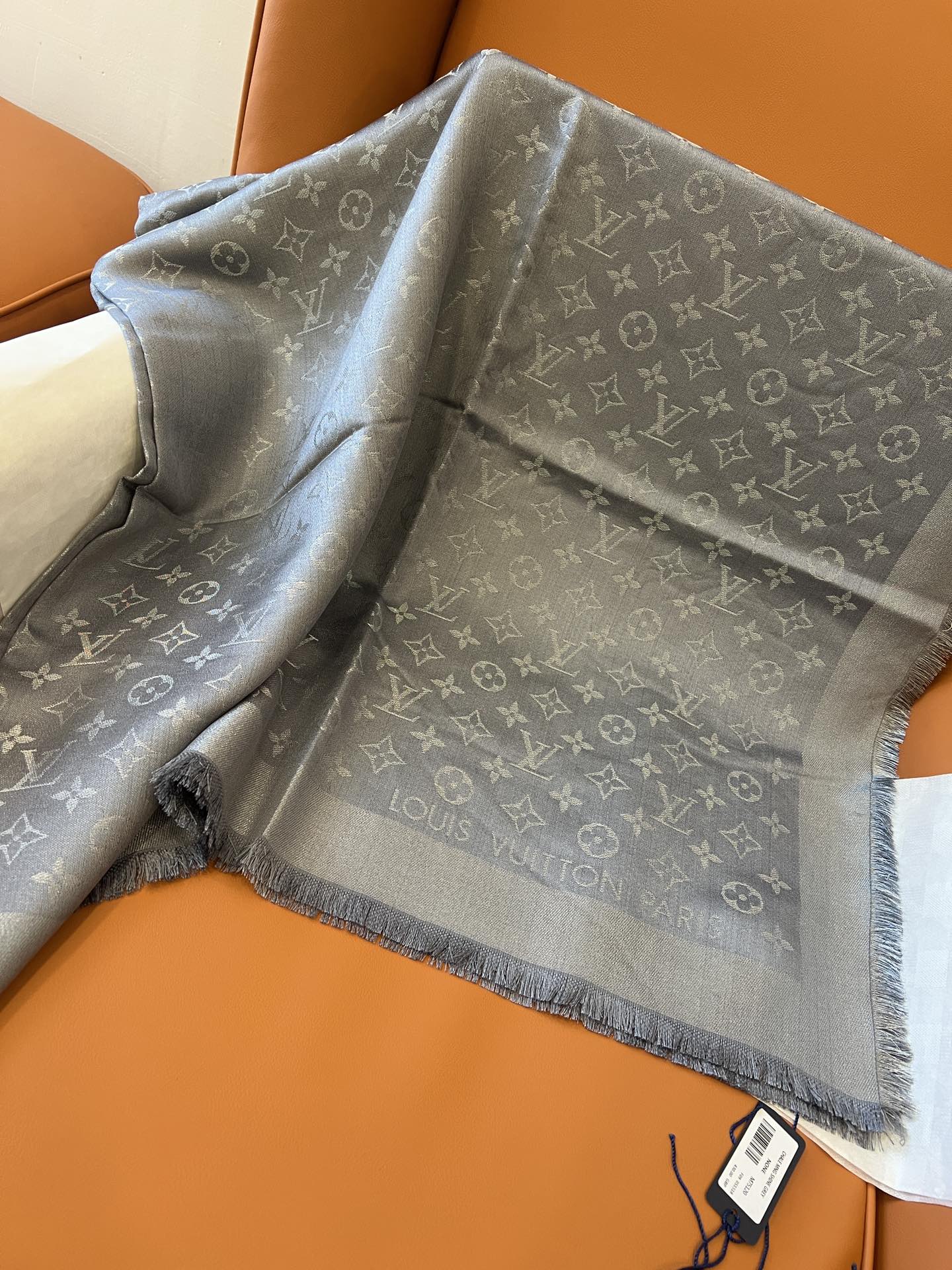 路L家-灰銀 經典Monogram 47%桑蠶絲 26%黏膠纖維 17%羊毛 10%聚酯纖維 140x140cm