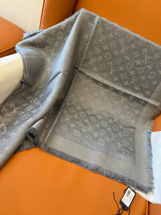 路L家-灰銀 經典Monogram 47%桑蠶絲 26%黏膠纖維 17%羊毛 10%聚酯纖維 140x140cm