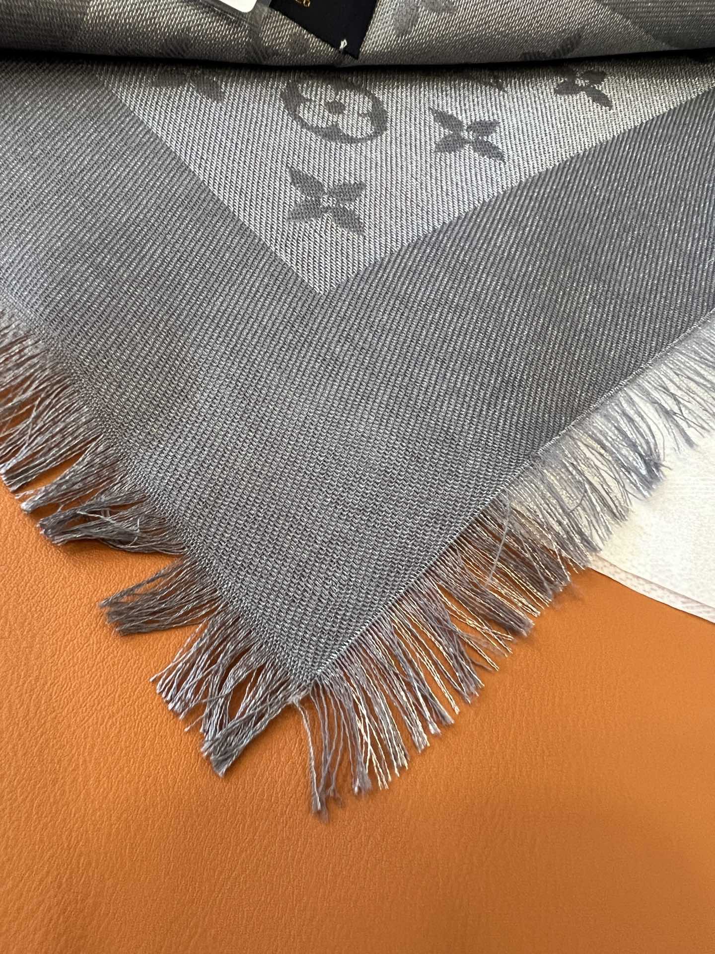 路L家-灰銀 經典Monogram 47%桑蠶絲 26%黏膠纖維 17%羊毛 10%聚酯纖維 140x140cm