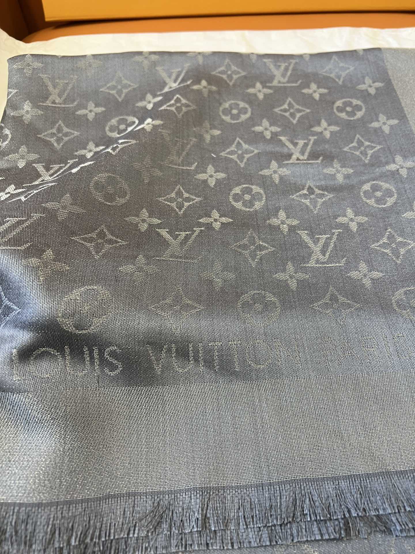 路L家-灰銀 經典Monogram 47%桑蠶絲 26%黏膠纖維 17%羊毛 10%聚酯纖維 140x140cm